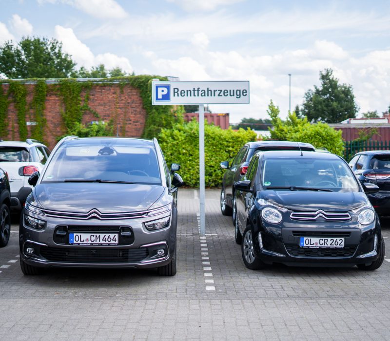 Citroën Munderloh Rentfahrzeuge stehen auf einem Parkplatz von Auto Munderloh.
